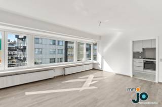 <br />Dit instapklaar 3 slaapkamerappartement met een centrale ligging, op wandelafstand van het strand, petit paris en de gezellige 3-gapers baadt in het licht en biedt mooie open zichten op de omgeving.  Dit ruime appartement bevindt zich in de Alfons Pieterslaan, midden in het bruisende hart van Oostende. Met winkels, openbaar vervoer, het strand en tal van faciliteiten vlakbij, geniet u van alles wat de stad te bieden heeft en dit allemaal op wandelafstand.<br /><br /><strong>Bekijk de videorondleiding op het instagramkanaal: immo_jo_sold_by_jo<br />Vraag uw gratis schatting aan via www.jo.immo</strong><br /><br />De woonkamer heeft grote raampartijen en hierdoor geniet u van zeer veel natuurlijk lichtinval daarnaast biedt ze naast voldoende plaats voor een groot salon ook nog plaats voor een praktische eetplaats. Aanpalend heb je dan nog de instapklare en recent vernieuwde keuken.<br /><br />Een tweede grote troef is het zuid-gericht terras aan de achterzijde van het appartement aanpalend bij de slaapkamers. Op dit zonnig terras kunt u heerlijk ontspannen en aan het uiteinde kunt u ook nog gebruik maken van een handige berging.<br /><br />Het appartement heeft dus 3 volwaardige slaapkamers en is zowel geschikt voor permanente bewoning maar ook als tweede verblijf of door de nabijheid van het strand dus ook vakantieverhuur.<br /><br />De badkamer en keuken zijn recent volledig vernieuwd en volledig instapklaar, zo hoeft u zelf geen aanpassingen meer door te voeren in het appartement en kunt u het per intrede naar hartenlust benutten.<br /><br />Dit appartement combineert ruimte, licht en comfort op een toplocatie in Oostende. Met 3 slaapkamers, een zonnig terras en een instapklare afwerking is dit de ideale plek voor wie dichtbij het strand wil wonen of een slimme investering zoekt. Daarnaast is het appartement ook future proof door het gunstig EPC en de lage syndicale kost.<br /><br />Wil je meer informatie of een bezoek aarzel dan niet en contacteer ons via jo@jo.immo of bel 059/300 800<br /> 