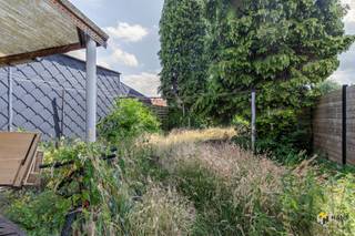 Op te frissen woning (195m²) met 4 slaapkamers, garage en tuin (400 m²) in Kalmthout. Hier woon je nabij de dorpskern en profiteer je van een vlotte...