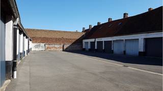 Garagebox met uitstekende en centrale ligging in het centrum van Brugge vlakbij de Coupure. Ideaal voor buurtbewoners van de Ganzenstraat, Hooistraat, Predikherenrei en verder, die een veilige plek zoeken voor hun wagen, tweede voertuig of motor. Bescherm uw voertuig tegen de weerselementen en schade.   **  Gelegen in garagecomplex  **  + Voldoende  manoeuvreerruimte.    **  Kosten : + 5 euro / maand  forfait gemeenschappelijke delen  **  #veiligparkeren #brugge  **    **  Afmetingen  :  4,80  x  2,70  =  13 m²  **    **  Beschikbaar  1 december 2026  **  Kan eventueel vroeger vrij zijn!