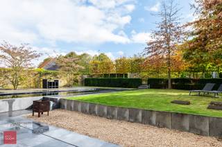 De woning omvat een inkomhal, een ruime leefruimte met gashaard, een bureauruimte, een gezellige bar, een volledig ingerichte leefkeuken,...