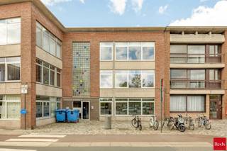 <p>ENKEL BEZOEKEN MOGELIJK NA HET INVULLEN VAN ONDERSTAANDE LINK:<br />https://mijnhuurprofiel.be/property/1e465de7-50ad-46ac-8ed3-ecb32952bd55/login<br /><br />Ruim en verzorgd gelijkvloers appartement te huur in het centrum van Wijnegem. Dit aangename appartement beschikt over twee volwaardige slaapkamers, beide uitgerust met <span>een warm-koud lucht eenheid (ook de woonkamer heeft een extra warm-koud eenheid voor extra comfort),</span> een badkamer <span>(waar nog een nieuw badkamermeubel geplaatst wordt)</span> en een apart toilet, wat zorgt voor extra comfort in het dagelijks gebruik.</p>
<p>De leefruimte is ruim en lichtrijk. Daarnaast is er een aparte buitenruimte aanwezig, ideaal om even tot rust te komen. Dankzij de centrale ligging bevinden winkels, openbaar vervoer en andere voorzieningen zich op wandelafstand.</p>
<p>Bovenop de huurprijs wordt een maandelijkse gemeenschappelijke kost van €50 aangerekend, evenals een provisie van €150 voor water en verwarming. Deze provisie wordt jaarlijks verrekend op basis van het werkelijke verbruik.</p>
