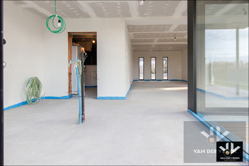 TOTAAL VERNIEUWDE WONING - ENKEL NOG AFWERKEN NAAR EIGEN SMAAK EN INZICHT - foto 5