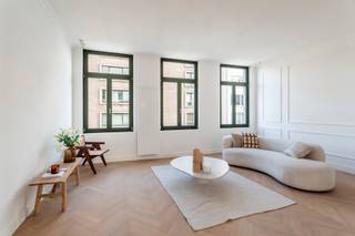 <p>In het hart van de geliefde Markgravebuurt, op wandelafstand van het park en met een vlotte verbinding naar alle invalswegen, bevindt zich dit volledig gerenoveerde duplexappartement op de tweede verdieping van een herenhuis. Hier staan modern wooncomfort, een doordachte indeling en energiezuinig wonen centraal.</p>
<p>Op de tweede verdieping komt u terecht in een ruime en lichtrijke leefruimte met open keuken, uitgerust met kwalitatieve inbouwtoestellen. De grote raampartijen zorgen voor een overvloed aan natuurlijk licht en creëren een aangename leefomgeving. De stijlvolle visgraatparket geeft de ruimte een warme en elegante uitstraling.</p>
<p>De derde verdieping beschikt over twee ruime slaapkamers en een stijlvolle badkamer met een royale inloopdouche en dubbele lavabo, ontworpen met oog voor comfort en functionaliteit.</p>
<p>Een absolute meerwaarde is het gezellige terras, waar u in alle rust kan genieten van de buitenlucht. Dit appartement is de ideale keuze voor wie op zoek is naar een energiezuinige, comfortabele woonst op een uitstekende locatie.</p>
<p>Interesse?<br />Contacteer LISTED voor een bezoek: +32 3 283 51 51.</p>