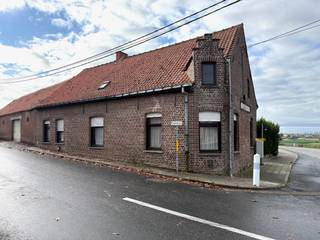 Deze op te frissen/te renoveren, half-open woning bevindt zich op Stadenberg en omvat een grote leefruimte, keuken, toilet, berging, badkamer en...