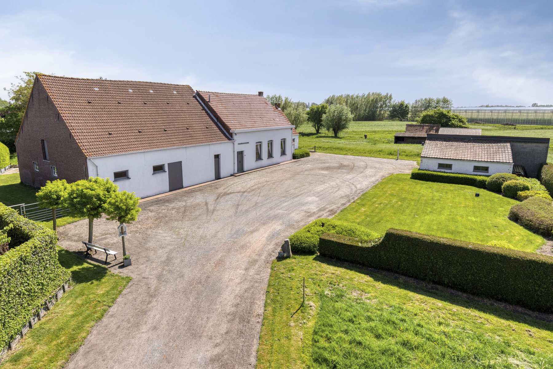 Ruime authentieke hoeve op een perceel van 47.440m². - foto 1