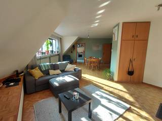 - 81 m² woonoppervlakte<br />- Gelegen op de 4de verdieping<br />- Personenlift aanwezig<br />- 2 slaapkamers<br />- Ruime en lichtrijke leefruimte<br />- Vernieuwde keuken (2021)<br />- Vernieuwde condensatieketel (2021)<br />- Apart toilet<br />- Privatieve kelderberging van ca. 4 m²<br />- Gedeelde autostaanplaats naast het gebouw<br />- EPC D (dicht bij label C)<br />- Uitstekende ligging nabij Park Spoor Noord, het Eilandje en Antwerpen-Centraal (Mobiscore: 9.6)<br /><br />Prijs appartement: €255 000<br />Prijs gedeelde autostaanplaats: €20 000<br /><br />De ligging is een absoluut pluspunt. Op enkele minuten wandelen of fietsen bereik je geliefde hotspots en plekken zoals Lina's, Graan, Viggo's, Park Spoor Noord, het Eilandje, Antwerpen-Centraal en Borgerhout. Hierdoor combineer je een levendige stadsomgeving met een uitstekende bereikbaarheid (trein, tram, bus, Vélo, ... aanwezig).<br /><br />Het appartement verwelkomt je met een ruime en lichtrijke leefruimte waar grote raampartijen zorgen voor een aangenaam open gevoel. De vernieuwde keuken (2021) is praktisch ingericht en uitgerust met een oven, gasfornuis, vaatwasser en aansluiting voor een wasmachine. Verder beschikt het appartement over een functionele badkamer en een apart toilet.<br /><br />Er zijn twee slaapkamers aanwezig: een ruime master bedroom en een tweede kamer die perfect dienst kan doen als kinderkamer, logeerkamer of thuisbureau.<br /><br />Extra bergruimte vind je in de privatieve kelderberging van ongeveer 4 m². Daarnaast is er een gedeelde autostaanplaats aansluitend aan het appartementsgebouw, een waardevolle troef in deze buurt.