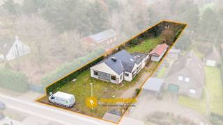 Bent u op zoek naar een ruime woning met veel potentieel, omgeven door groen en toch vlak bij alle voorzieningen?Deze charmante woning bevindt zich...