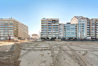 Subliem appartement tussen het Albertplein en de Wandeldijk te Knokke-Zoute.<br />Een slaapkamer met dubbel opklapbed en annex een slaapkamertje met stapelbed. Douchekamer. <br />De living is mooi strak en lichtrijk dankzij het groot vensterraam met terras. <br />Keuken is praktisch en heel mooi afgewerkt. <br />Privatieve kelder in de benedenverdieping!<br /><br />Mogelijkheid tot aankoop van een staanplaats IN de residentie voor een niet al te hoge wagen aan 55.000€ <br /><br />Voor meer informatie of een bezoek ter plaatse, gelieve contact op te nemen met Tine Vandenberghe: T: 0497 53 45 29 of info@Tine.immo <br /> 