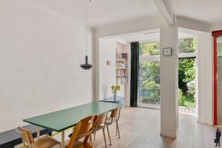 Gelegen aan de Ringlaan bevindt zich dit uitzonderlijk ruime duplexappartement van ca. 165 m², onderdeel van een kleinschalig en uitstekend onderhouden gebouw. De woning combineert de charme van authentieke elementen met een prachtige parket, hedendaags comfort en een doordachte architecturale inrichting. Een deel van de woning werd ontworpen door architect Dries Otten, wat resulteert in een unieke woonbeleving met oog voor esthetiek, functionaliteit en licht.<br /><br />De absolute troef van deze woning is de prachtige privatieve tuin van ca. 130 m². Dankzij de gunstige oriëntatie en de sfeervolle zithoek geniet u hier in alle rust van het groen, waardoor binnen en buiten naadloos in elkaar overvloeien. Een unieke plek om te ontspannen of gasten te ontvangen.<br /><br />Indeling<br />Via de inkomhal betreedt u de ruime leefruimte, waar de authentieke parketvloer, de hoge plafonds en de grote raampartijen zorgen voor een warme uitstraling en een aangename lichtinval. De eetruimte staat in directe verbinding met de tuin. Aansluitend bevindt zich de prachtige keuken, die eveneens geniet van een aangenaam zicht op het groen.<br /><br />Op de onderliggende verdieping bevinden zich drie volwaardige slaapkamers. De master bedroom beschikt over prachtige ingemaakte kasten. De ruime badkamer is uitgerust met zowel een ligbad als een inloopdouche en biedt alle comfort voor het hele gezin. Verder beschikt het appartement over twee afzonderlijke toiletten en een praktische berging.<br /><br />Bijzonderheden<br />Ontworpen door architect Dries Otten<br />EPC B<br />Elektrische installatie conform<br />Asbestveilig appartement <br />Geen grote kosten gepland binnen de VME<br />Mogelijkheid tot het huren van een autostaanplaats<br />Gemeenschappelijke fietsenstalling in het gebouw