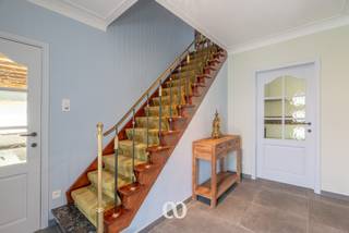 Ben jij op zoek naar een gerenoveerde woning met 4 slaapkamers in het centrum van Eine? Gevonden!Deze woning van bouwjaar 1966 werd door de huidige...