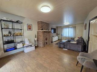 <span><span><strong>Karaktervolle woning met ruim bijgebouw nabij het centrum van Arendonk.<br /><br />Een bezoek aanvragen kan eenvoudig via onze website: www.immodrie.be. Zoek het pand terug onder 'Te Huur' en selecteer vervolgens op de pagina de optie 'Bezoek aanvragen'. Omwille van de grote reeks aanvragen, worden verzoeken via Immoscoop of andere portaalsites niet verwerkt.<br /><br />Indeling:<br /></strong></span><strong>Gelijkvloerse verdieping:</strong><br />Gelijkvloerse verdieping bestaat uit een grote leefruimte met eetkamer waarbij aansluitend de keuken te vinden is voorzien van alle comfort. Doorlopend aan de keuken is de achteringang van de woning en tevens badkamer met badkamermeubel en douche + aansluiting wasmachine/droogkast; alsook een apart toilet aanwezig gelegen naast de badkamer. De woning is toegankelijk langs zowel voor/zij als achteringang. <br /><strong>Eerste verdieping:</strong><br />De eerste verdieping beschikt over 2 volwaardige slaapkamers en een ruime overloop.<br /><strong>Tweede verdieping:</strong><br />De tweede verdieping is uitgerust met 1 polyvalente ruimte onder dak die vrij kan worden ingevuld als bergruimte, bureau of extra slaapkamer.<br /><br />Achter de woning is mooi terras en westgerichte tuin terug te vinden.<br /><br />Het zeer ruime en praktische bijgebouw achter de woning is ideaal als werkhuis, garage voor 2 wagens, opslagruimte. Een invulling vrij te kiezen.<span><strong><br /><br /></strong></span></span>