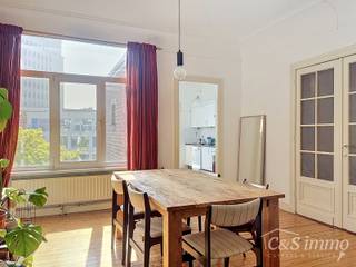 Lichtrijk appartement met balkon in het bruisende Brederodewijk, op wandelafstand van het KMSKA en het Zuidpark.<br />Vooraan bevindt zich de slaapkamer met aansluitend een extra kamer, ideaal als bureau of dressing. Verder door komt u in de aangename leefruimte met hoge plafonds en een mooie parketvloer.<br />Achteraan bevindt zich de gedeeltelijk ingerichte keuken, voorzien van een koelkast, oven, elektrische kookplaat en dampkap. In deze ruimte is eveneens een aansluiting voor de wasmachine aanwezig.<br />Aansluitend vindt u de badkamer met toilet, lavabo en gerenoveerde douche. Tot slot is er een gezellig balkon waar u vrijwel de hele dag van de zon kunt genieten.<br />Het appartement is beschikbaar vanaf 1 augustus.
