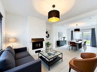 <p>Journée portes ouvertes : samedi 20 juin 2026 (prenez rendez-vous au 0472/62.03.60)<br /><br />Situation</p>
<p>Située au cœur de Zingem, cette maison prête à emménager et aux finitions haut de gamme bénéficie d'une excellente accessibilité. Grâce à sa situation centrale, vous rejoindrez Gand, Audenarde et Renaix en un clin d'œil, tandis que les principales voies d'accès et autoroutes sont également facilement accessibles.</p>
<p>À quelques minutes à pied ou à vélo, vous trouverez divers commerces, écoles, restaurants, transports en commun et lieux de détente. Cet emplacement attrayant allie le charme d'un village à Zingem à une liaison rapide vers Gand et les villes environnantes.</p>
<p>Description</p>
<p>Cette maison entièrement prête à emménager comprend un hall d'entrée avec toilettes invités et un vaste espace de vie qui, grâce à son accès direct à la terrasse ensoleillée et bien orientée, offre un cadre de vie agréable. La cuisine moderne, entièrement équipée et intégrée, s'ouvre naturellement sur l'espace de vie.</p>
<p>Au premier étage se trouvent deux chambres spacieuses et bien agencées, ainsi qu'une salle de bains aux finitions élégantes et dotée de tout le confort nécessaire. Le deuxième étage abrite une chambre principale exceptionnellement spacieuse avec un dressing attenant.</p>
<p>De plus, cette maison familiale dispose d'une cave pratique, d'une allée pouvant accueillir deux voitures et d'un jardin entièrement aménagé où vous pourrez profiter d'un moment de tranquillité.</p>
<p>Pour plus d'informations et/ou une visite, appelez Gwen Moerman au 0472/62.03.60</p>