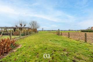 Ben jij op zoek naar een stevige, landelijk gelegen woning in het rustige centrum van Welden? Gevonden!<br /><br />De uiterst rustige ligging, de onderhoudsvriendelijke tuin en het fenomenale uitzicht over agrarisch gebied, gecombineerd met de vlotte bereikbaarheid richting het centrum van Oudenaarde, maken dit een woning met uitzonderlijk veel troeven.<br /><br />INDELING<br />Gelijkvloers<br /><br />Je betreedt de woning via de inkomhal, vanwaar je toegang hebt tot de ruime living. Verder bevindt zich op het gelijkvloers de keuken, een praktische berging, een gastentoilet en de garage.<br /><br />Eerste verdieping<br /><br />Op de eerste verdieping kom je uit op de nachthal die toegang geeft tot vier slaapkamers, een apart toilet en de badkamer.<br />Een extra troef: de vierde slaapkamer kan perfect ingericht worden als kleine leefruimte met slaapkamer, ideaal voor wie op zoek is naar een kangoeroewoning of een semi-onafhankelijke woonunit. Deze kamer beschikt bovendien over een aparte toegang via de garage.<br /><br />Zolder & kelder<br /><br />De woning beschikt over zowel een praktische kelder als een zolder, ideaal voor bijkomende opslagruimte.<br /><br />Wil je deze landelijke woning met talloze mogelijkheden zelf ontdekken? Neem dan gerust contact met ons op voor een bezoek!