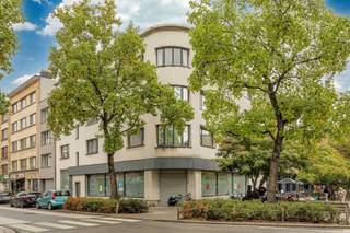 <p>Waar de Kronenburgstraat de Kloosterstraat ontmoet, zit je pal in het centrum van de leukste plek in de Stad. De Scheldekaaien liggen aan het einde van de straat, het KMSKA en Zuidpark zijn vlakbij en voor koffie, lunch, design of een goed glas wijn hoef je eigenlijk nooit ver te wandelen. FUNK in de straat, de Kloosterstraat als buur en de winkels aan je voeten.</p><p>Op de bovenste, derde verdieping vinden we dit bijzonder lichte appartement met twee slaapkamers en twee terrassjes. Geen bovenburen, wel licht langs voor- en achterkant en vooral, midden in de stad.</p><p>Waarom je hier wil wonen<br />•    Bovenste verdieping, zonder bovenburen<br />•    Royale en lichtrijke leefruimte<br />•    Open keuken met bar<br />•    2 volwaardige slaapkamers<br />•    Masterbedroom met ingemaakte kasten<br />•    2 kelderbergingen</p><p>De inkomhal heeft een praktische vestiarekast en gastentoilet.</p><p>Van daaruit bereik je de leefruimte, waar grote ramen aan beide kanten van het gebouw voor bijzonder veel natuurlijk licht zorgen. Zithoek, eetplaats en keuken lopen mooi in elkaar over en creëren één aangename woonruimte.</p><p>De open keuken combineert roestvrij staal met een multiplex werkblad en heeft een fijne bar waar de eerste koffie van de dag minstens zo goed smaakt als op café. Vanuit de keuken stap je rechtstreeks het eerste terrasje op. Tussen keuken en zithoek zit nog een handige berging.</p><p>Achteraan bevinden zich twee volwaardige slaapkamers, de tweede ook ruim genoeg voor een tweepersoonsbed. De masterbedroom beschikt over een volledige wand met ingemaakte kasten.</p><p>De badkamer heeft een dubbele lavabo en ligbad (met douche) en toegang naar het tweede terrasje voor een koffietje voor of na het douchen.</p><p>Ondergronds horen bovendien twee kelderbergingen bij het appartement.</p><p>Interesse? Plan je bezoek via www.sinjoor.be of bel ons op 03 283 05 00.</p>