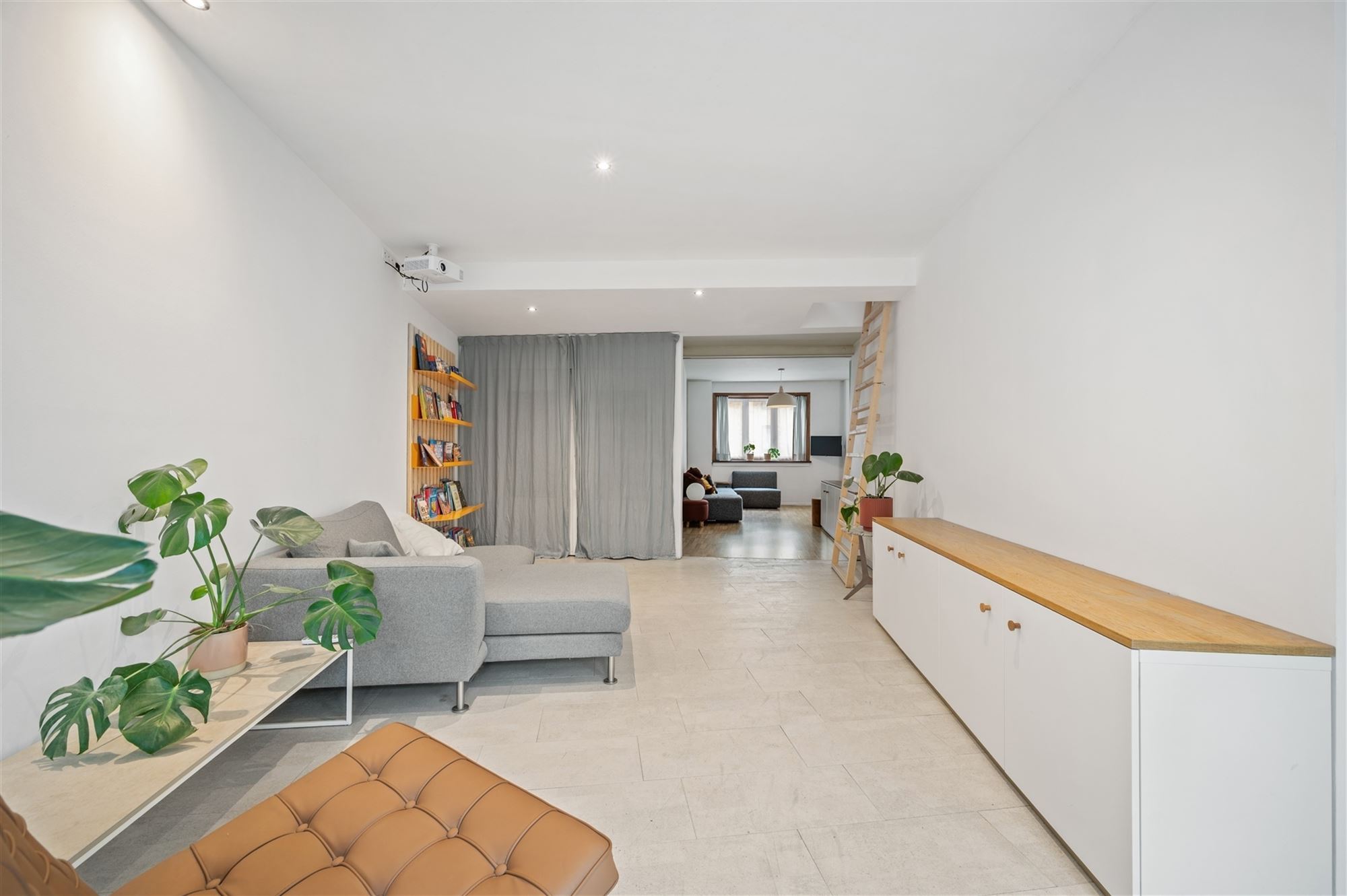 Ruime woning met 2 kamers, tuin, garage en staanplaatsen - foto 3