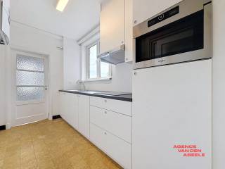 Cet appartement rénové situé à la Karel De Stoutelaan à Bruges allie confort et emplacement central. Il comprend une chambre et une salle de bain, idéal pour ceux qui recherchent un espace de vie compact et convivial dans ce quartier au charme authentique.<br /><br />Le quartier offre un parfait équilibre entre calme et dynamisme, avec de nombreux commerces, restaurants et lieux culturels accessibles à pied. Grâce aux bonnes liaisons de transport, vous rejoindrez facilement le centre-ville et les autres quartiers de la ville.<br /><br />L'appartement est bien entretenu et dispose d'une disposition pratique, facilement adaptable à vos besoins personnels. Une excellente opportunité pour profiter pleinement de la vie dans la charmante ville de Bruges.<br /><br />Charges : 50 € de provision pour charges communes, consommation privée d’eau à charge du locataire. Forfait de 25 € annuel indexé pour charges diverses.