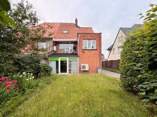 Wonen waar je werkt of werken waar je woont? Dit gerenoveerd duplex appartement is gelegen op de eerste en tweede verdieping boven het handelspand. U beschikt over een zuid-gerichte tuin, een knus terras en verschillende parkeermogelijkheden.De indeling van het appartement is als volgt: U betreedt het appartement via de algemene inkomhal. Verder heeft u een lichtrijke living met toegang tot het balkon en aansluitend een ruime eetkamer. De volledig ingerichte keuken is voorzien van alle nodige toestellen. Drie slaapkamers waarvan één op de eerste verdieping en twee op de tweede verdieping. De badkamer beschikt over een lavabo met kastruimte, ligbad met douchemogelijkheden en een toilet. De indeling van het handelspand is als volgt: Het kantoor is gelegen in een halfopen bebouwing en biedt parkeermogelijkheden vooraan en links van het gebouw. De ruimte omvat een gemeenschappelijke inkomhal, een ruime open kantoorruimte met diverse bureelmogelijkheden en twee afzonderlijke burelen, waarvan één voorzien is van een extra opslagruimte. Een apart toilet is ook voorzien.Een extra troef is de aangename en gezellige tuin, ideaal om samen met het team of klanten te ontspannen tijdens een pauze.Nog enkele troeven van dit pand: woon-werk verkeer niet nodig, centraal gelegen op een enorm zichtbare en toegankelijke locatie, helemaal instapklaar, in het centrum van Sint-Niklaas nabij invalswegen.Interesse? Mail vrijblijvend naar verkoop@bebuild.be en ga met ons ter plaatse.epc appartement: 378 kWh/m²epc handelspand: Perceelscore of P-score AGebouwenscore of G-score A
