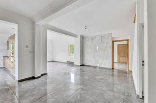 Deze instapklare half-open bebouwing op de Ninoofsesteenweg 216 in Lennik combineert charme met modern wooncomfort. De woning, gebouwd in 1930...