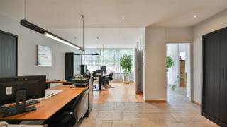 A Deurne-Zuid, près du Rivierenhof, nous trouvons ce bureau bien entretenu au rez-de-chaussée (122m²) dans la "résidence Peter Benoit". Le bureau...