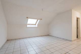 Welkom op het Kollegeplein, waar u dit te renoveren appartement kunt ontdekken in een aangename, rustige omgeving vlakbij het...