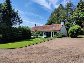 Idyllisch gelegen, hoeve van 120m² op een perceel van 8a10ca aan de voet van het Neigembos. Deze charmante woning combineert authenticiteit...