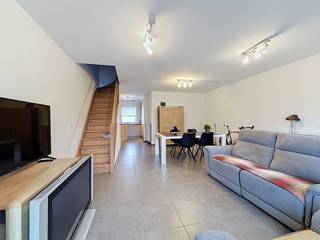 Dit huis te huur bevindt zich in het hart van Sint-Denijs, dichtbij de Sint-Denijsplaats. Een ideale locatie voor wie wil huren in een rustige, maar toch goed bereikbare omgeving.<br /><br />De indeling van dit charmante huis in Sint-Denijs is als volgt:<br /><br />Gelijkvloers:<br />- inkomhal met gastentoilet en bergruimte<br />- ruime leefruimte<br />- praktische bergruimte onder de traphal<br />- open keuken (frigo, oven, spoelbak en keramische kookplaat)<br /><br />Eerste verdieping:<br />- slaapkamer 1<br />- slaapkamer 2 die kan dienen als bureau<br />- slaapkamer 3 met inbouwkast<br />- badkamer met bad/douche, toilet , lavabo<br /><br />Tweede verdieping:<br />- slaapkamer 4 met inbouwkast<br />- slaapkamer 5<br /><br />Deze woning beschikt over een gezellige binnenkoer met een uitweg langs achteraan en directe toegang tot de garage. <br /><br />ALGEMEEN:<br />- ideale gezinswoning<br />- ruime woning<br />- hartje Sint-Denijs<br />- halfopen woning<br />- gezellige tuin<br /><br />Interesse? Vraag snel een bezoek aan via www.dewaele.com!