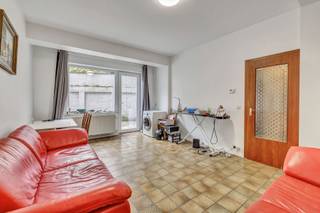 Op de grens tussen Ganshoren en Jette, op het gelijkvloers van een klein gebouw met 4 entiteiten zonder syndicus, aangenaam appartement van ±47 m².<br />Het bestaat uit een ruime woonkamer van ±20 m², een aparte ingerichte keuken, één slaapkamer, een badkamer met washoek, een apart toilet en een zuidwestgericht terras.<br />Individuele tellers, gasketel, dubbele beglazing. Elektriciteit conform.<br />Lage kosten, rustige en residentiële omgeving, onmiddellijke nabijheid van openbaar vervoer en winkels.<br />Perfect geschikt als vertegenwoordigerskantoor, voor een vrij beroep, een boekhoudkantoor of voor studenten dankzij de nabijheid van de UZ-campus.<br />Garagebox te koop voor €25.000.<br />Bezoek zeker waard!