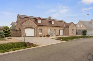 Située dans un quartier calme et résidentiel du charmant village de Templeuve, cette spacieuse villa de 2007 construite avec des matériaux de qualité se compose comme ceci : <br /><br />Au rez-de-chaussée : Un hall d'entrée avec escalier apparent desservant une première chambre à coucher, un WC séparé ainsi qu'une grande et lumineuse pièce de vie de près de 70m² comprenant séjour, salle à manger et une cuisine entièrement équipée. On y retrouve également deux chambres complémentaires, une salle de bains avec douche et baignoire, une buanderie avec accès au garage.<br /><br />A l'étage : Des combles aménagées offrant de nombreuses possibilités dont celle de chambres complémentaires. <br /><br />L'extérieur se compose d'une terrasse, d'un magnifique jardin japonais idéalement orienté et parfaitement entretenu et de places de parking privatives en façade. <br /><br />A visiter sans tarder. <br /><br />TECHNIQUE : Chauffage central au gaz de ville, châssis PVC DV, feu au bois, citerne d'eau de pluie (10.000L), 11 panneaux photovoltaïques , système d'alarme.