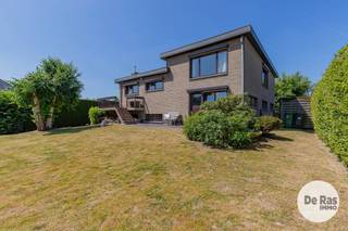 <strong>NIEUWERKERKEN – Statige en bijzonder ruime gezinswoning met zuidgerichte tuin, garage en tal van mogelijkheden</strong><br />EERSTE BEZOEKDAG ZATERDAG 08/08 VAN 09UT TOT 13U (enkel op afspraak!)<br /><br />Bent u op zoek naar een statige en ruime gezinswoning op een centrale locatie? Dan is deze charmante woning, gebouwd in 1976, zeker een bezoek waard. Dankzij de vlotte verbindingen, de nabijheid van winkels, scholen, openbaar vervoer en de autostrade geniet u hier van een uitstekende bereikbaarheid zonder in te boeten aan wooncomfort.<br /><br />Bij het betreden van de woning wordt u verwelkomd in een royale centrale inkomhal die meteen een gevoel van ruimte uitstraalt. De hal is voorzien van een gastentoilet en een stijlvolle vaste trap in witte marmer die toegang biedt tot de slaapverdieping. Vanuit de inkomhal bereikt u de lichtrijke leefruimte, afgewerkt met een natuurstenen vloer en voorzien van grote raampartijen die zorgen voor een aangename lichtinval. De gezellige houtkachel vormt hier het warme hart van de woning en maakt van de woonkamer een bijzonder sfeervolle leefplek.<br /><br />Aansluitend bevindt zich de ruime keuken, waar ook voldoende plaats is om een gezellige ontbijthoek te creëren. Dankzij het grote schuifraam loopt de binnenruimte naadloos over in het zonnige, zuidgerichte terras, waardoor u optimaal kunt genieten van de tuin en het buitenleven. De ruime badkamer is volledig uitgerust met twee wastafels, een ligbad, een douche en een tweede toilet.<br /><br />Op het tussenverdiep bevinden zich drie volwaardige slaapkamers, waaronder een ruime master bedroom die bovendien beschikt over een praktische washoek.<br /><br />Een absolute meerwaarde van deze woning bevindt zich op het gelijkvloers. Hier vindt u een uitzonderlijk ruime garage, een praktische wasplaats met extra bergruimte en toegang tot de zeer ruime kelder. Dankzij de aanwezigheid van natuurlijk daglicht biedt deze kelder tal van mogelijkheden en kan hij perfect worden ingericht als hobbyruimte, atelier of extra opslag.<br /><br />Rondom de woning geniet u van een volledig omheinde tuin. Daarnaast beschikt de tuin over een tuinhuis. Ook op technisch vlak heeft deze woning heel wat troeven. Zo zijn er rolluiken aanwezig, beschikt de woning over een regenwaterput van 5.000 liter en werd de dakbedekking in 2011 vernieuwd met een duurzame EPDM-afwerking.<br /><br />Kortom, deze karaktervolle woning combineert royale volumes, een praktische indeling en een centrale ligging met tal van mogelijkheden om ze volledig naar uw eigen smaak verder te moderniseren. Bel vandaag nog voor een bezoek 053/60.65.60.