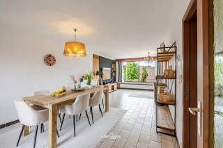 In een rustige straat met weinig doorgaand verkeer bevindt zich deze ruime woning met een praktische indeling en tal van troeven. Met drie slaapkamers, een aangename leefruimte, een privéterras en een grote tuin biedt deze woning een ideale combinatie van ruimte en comfort.<br /><br />Via de aparte traphal bereikt u de leefverdieping, waar de ruime woonkamer naadloos aansluit op de halfopen keuken. Vanuit de keuken heeft u rechtstreeks toegang tot het privéterras, een aangename plek om in alle rust te genieten van het buitenleven.<br /><br />Op de bovenverdieping bevinden zich drie volwaardige slaapkamers. Daarnaast beschikt de woning over een praktische zolderruimte, bereikbaar via een trapluik, die extra bergruimte biedt.<br /><br />Ook het gelijkvloers heeft heel wat te bieden. Achter de garage bevindt zich een apart toilet en een bijzonder aangename bureauruimte met zicht op de tuin. Ideaal voor wie regelmatig van thuis uit werkt of nood heeft aan een extra hobby- of werkruimte. De huidige garage werd gedeeltelijk opgedeeld met gyprocwanden, maar kan opnieuw ingericht worden als garage.<br /><br />Een absolute troef is de ruime tuin op het gelijkvloers, bereikbaar via de garage en de trap. Hier geniet u van heel wat buitenruimte en mogelijkheden om een gezellige tuinomgeving te creëren.<br /><br />Tot slot beschikt de woning over een volledige betonnen structuur tot aan de bovenste bouwlaag, wat bijdraagt aan de stevige constructie. Met een EPC-label C en een energiescore van 222 kWh/m² per jaar biedt deze woning bovendien een gunstige energetische basis.<br /><br />Bent u op zoek naar een ruime woning met drie slaapkamers, een grote tuin en een praktische indeling, gelegen in een rustige omgeving? Dan is deze woning zeker een bezoek waard!<br /><br />Graag een bezoek, dien dan een aanvraag in via deze website of bel ons via ons centraal telefoonnummer 052463804 tijdens de kantooruren.