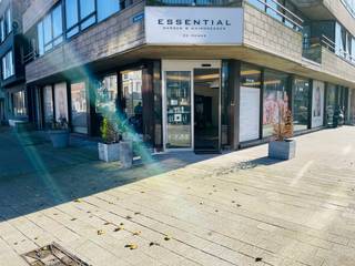 Espace commercial avec bureau/stockageEspace commercial situé dans un emplacement central avec passage en visibilité. Comprend une grande surface...