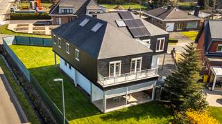 <p>Interesse? Neem gerust contact op met Erik via erik@copandi.be of via 0497/530796.</p><p></p><p>Deze ruime open bebouwing is gelegen in Boortmeerbeek (Hever), meer bepaald in de Kallebeekstraat 18. Dit is een rustige straat op een goede locatie. Winkels, openbaar vervoer en scholen zijn te vinden in de nabijheid. De woning werd gebouwd op een mooi perceel van 10a32ca. Oorspronkelijk dateert de woning van 1965, maar in 1995 werd ze uitgebreid met twee extra entiteiten. Hierdoor is er nu een gelijkvloers woongedeelte met 3 slaapkamers en daarboven nogmaals 2 wooneenheden met elk 2 slaapkamers.</p><p>Er werd goed geïsoleerd en er werden zonnepanelen met een batterij geplaatst, waardoor ze beschikt over een erg positief EPC met een B-label. Ook is de woning volledig asbestveilig.</p><p>Een interessante opportuniteit voor een grote familie, die graag wil samenwonen op hetzelfde adres, maar toch apart.</p><p></p><p><strong>Gelijkvloers</strong><br />Het gelijkvloers vormt één geheel met de grote tuin en biedt een aangename en praktische woonindeling. Er is een grote leefruimte met aansluitend de keuken met extra berging. Op deze verdieping zijn er bovendien meerdere kamers die kunnen dienen als slaapkamers, bureau of hobbyruimte. Verder beschikt het gelijkvloers over een badkamer, een apart toilet en een ruime garage met plaats voor een wagen en extra opslag. De directe connectie met de tuin maakt dit niveau bijzonder aantrekkelijk voor wie houdt van buitenruimte en rust.</p><p><br /><strong>Verdiep 1</strong><br />Op de eerste verdieping bevinden zich twee aparte woonunits, elk met een eigen indeling. Beide units beschikken over een leefruimte met keuken, slaapkamers en sanitaire voorzieningen.</p><p><br /><strong>Verdiep 2</strong><br />Elke woonunit beschikt over een eigen zolderkamer, wat zorgt voor extra ruimte die kan dienen als slaapkamer, bureau of bergruimte.</p><p><br />✅ Gelijkvloers met grote tuin<br />✅ Twee aparte woonunits op de verdieping<br />✅ Zeven slaapkamers<br />✅ Garage en veel bergruimte<br />✅ Goede ligging</p><p>✅ Asbestveilig</p><p>✅ Goed EPC met B-label</p>