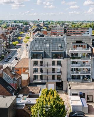 <p><span>DEINZE - Op zoek naar een nieuwbouwappartement met 2 of 3 slaapkamers in een moderne residentie in het hartje van Deinze? Dan is dit project iets voor u! </span></p><p><span>6 % btw mogelijk!*</span></p><p><span> </span></p><p><span>Nordic in een notendop: </span></p><p><span> </span></p><ul><li><span>Uitstekende verbinding met fiets, auto en openbaar vervoer</span></li><li><span>Nabij handelszaken, scholen, horeca en groen</span></li><li><span>Overvloed aan natuurlijk licht</span></li><li><span>Praktische indeling</span></li><li><span>Afwerking op maat van de koper</span></li><li><span>Zowel ochtend- alsook avondzon</span></li></ul><ul><li><span>Uiterst energiezuinig (E35)</span></li><li><span>Uitgerust met zonnepanelen</span></li><li><span>Voorzien van 2 terrassen</span></li></ul><p><span> </span></p><p><span>Residentie Nordic bestaat uit 8 doorzonappartementen waarvan 6 appartementen met 2 slaapkamers en 2 duplexappartementen met 3 slaapkamers. </span></p><p><span> </span></p><p><span>Wonen in het hart van Deinze</span></p><p><span> </span></p><p><span>De Tolpoortstraat in Deinze is dé ideale locatie voor wie houdt van comfort en gemak. Omringd door winkels en gelegen op een steenworp afstand van de prachtige Leie, biedt deze buurt alles wat u nodig heeft binnen handbereik. </span></p><p><span>Met openbaar vervoer en diverse horecagelegenheden op wandelafstand, geniet u hier het hele jaar door van alles wat Deinze te bieden heeft.</span></p><p><span> </span></p><p><span>Meer informatie? </span></p><p><span>Contacteer Axel Lenaerts makelaars voor meer info of een afspraak: </span><span>09 245 24 24 of gent@axellenaerts.be</span></p><p><span> </span></p><p><span>*als u aan de voorwaarden voldoet</span></p><p><span> </span></p>
