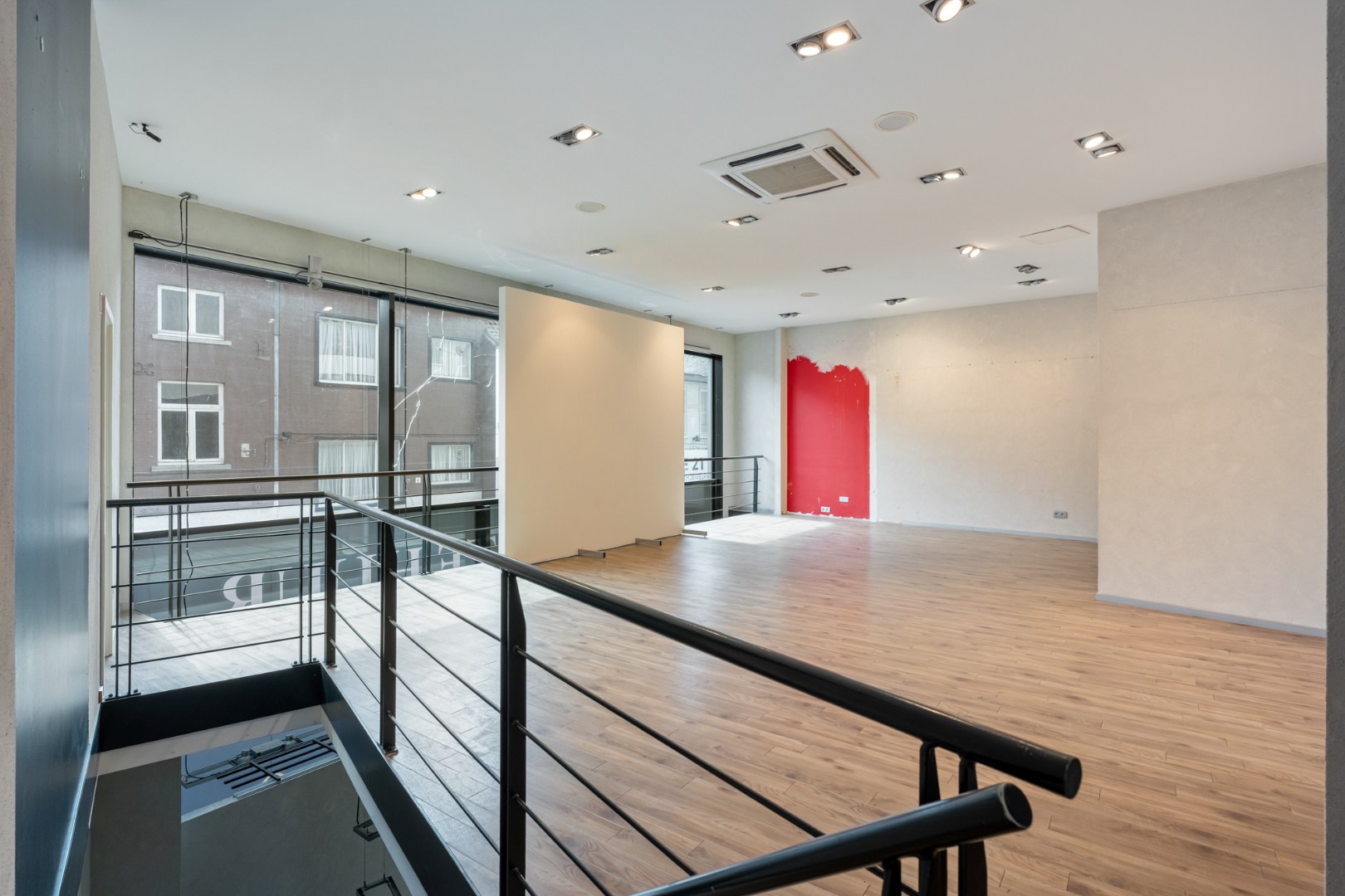 Handelspand, 150m², met 1-slaapkamerappartement op topligging in het centrum - foto 4