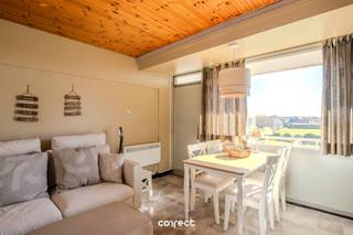 Op amper 800m van het strand en de zee en vlakbij het commerciële centrum van De Haan, vindt u dit instapklaar appartement met 1 slaapkamer.Met...