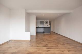 <p><span>Instapklaar appartement met terras en groen uitzicht in Wijnegem.</span></p><p><span> </span></p><p><span>In de rustige Vuurkruisenlaan te Wijnegem bevindt zich dit instapklare appartement op de tweede verdieping. De aangename lichtinval, ruime leefruimte en het groene uitzicht maken dit een fijne plek om thuis te komen.</span></p><p><span> </span></p><p><span>De leefruimte biedt volop plaats voor een gezellige zithoek en een volwaardige eethoek. Dankzij de mooie lichtinval voelt de ruimte open en uitnodigend aan. Het terras vormt een aangename aanvulling: ideaal om rustig te ontbijten, een boek te lezen of na een drukke dag te genieten van het groene uitzicht.</span></p><p><span>Verder beschikt het appartement over een ruime slaapkamer met een aanpalende berging. Die biedt praktische opbergruimte en helpt om het appartement netjes en overzichtelijk te houden.</span></p><p><span>Ook de ligging is een troef. Hier woon je in een rustige straat in Wijnegem, met een aangenaam gevoel van ruimte en groen. Een aantrekkelijke woonomgeving voor wie graag tot rust komt in en rond zijn eigen thuis.</span></p><p><span> </span></p><p><span>Troeven</span></p><p><span>- Instapklaar appartement op de tweede verdieping</span></p><p><span>- Ruime leefruimte met veel lichtinval</span></p><p><span>- Ruime slaapkamer </span></p><p><span>- Aangenaam terras met groen uitzicht</span></p><p><span>- Rustige ligging in Wijnegem</span></p><p><span> </span></p><p><span>Interesse? Neem contact met ons op en ontdek dit appartement tijdens een bezoek!</span></p>