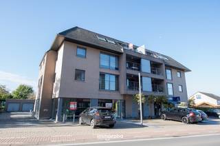 Instapklaar appartement op goeie ligging in Anzegem.<br />Vlakbij oprit E17 en invalswegen.<br /><br />Indeling van het appartement: inkom, apart toilet, woonkamer, halfopen keuken, berging, badkamer, één slaapkamer en terras met prachtig verzicht! <br /><br />Gesloten garagebox aan achterkant van het gebouw inbegrepen.<br /><br />Beschikbaarheid: onmiddellijk <br />Syndickosten: €60/maand<br />Garagebox: €50/maand (verplicht)<br /><br />Voor meer info of een bezoek: lisa@immoroba.be