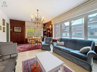 <p><span>Deze stevige, betonnen woning is gelegen in een rustige doodlopende straat, op korte afstand van het centrum van Geraardsbergen. Dankzij de centrale maar stille ligging combineert deze woning wooncomfort met een uitstekende bereikbaarheid. Het dak en de ramen werden volledig vernieuwd in 2012, wat zorgt voor een degelijke en duurzame basis.</span></p><p><span>Via de inkomhal betreedt u de woning. De gezellige leefruimte is uitgerust met een houtkachel en sluit aan op een aparte bureauruimte, ideaal voor thuiswerk of hobbys. Verder beschikt de woning over een keuken met eetplaats, die uitgeeft op de veranda met zicht op de tuin. Daarnaast zijn er op het gelijkvloers een apart toilet en een praktische bergruimte aanwezig. Er is een kelder.</span></p><p><span>Op de eerste verdieping bevinden zich drie volwaardige slaapkamers en een badkamer met lavabo en inloopdouche.</span></p><p><span>Buiten geniet u van een aangename tuin waar het rustig vertoeven is.</span></p><p><span>Troeven:</span></p><ul><li><span>Gelegen in een rustige doodlopende straat</span></li><li><span>Nabij het centrum van Geraardsbergen</span></li><li><span>Kloeke, betonnen constructie</span></li><li><span>Dak en ramen volledig vernieuwd in 2012</span></li><li><span>Gezellige leefruimte met houtkachel</span></li><li><span>Aparte bureauruimte</span></li><li><span>Kelder</span></li><li><span>Aangename tuin</span></li></ul><p><span>Een ideale woning voor wie op zoek is naar een solide gezinswoning in een rustige straat, met alle voorzieningen binnen handbereik.</span></p><p><span>Vanafprijs €295.000. Elk bod vanaf deze prijs wordt ter goedkeuring aan de verkoper voorgelegd. De verkoper behoudt zich het recht voor een bod al dan niet te aanvaarden. </span></p><p><span>Interesse? Contacteer ons voor meer informatie of een bezoek ter plaatse.</span></p>