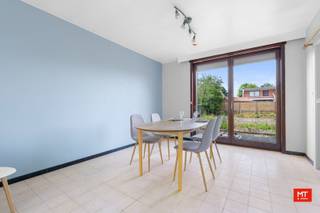 In een rustige, kindvriendelijke wijk, aan het einde van een doodlopende straat, bevindt zich deze ruime halfopen bebouwing. De woning werd gebouwd...