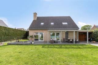 <p><span>Topper!</span></p><p><span>Welkom in deze zeer verzorgde woning te Nederename.</span></p><p><span> </span></p><p><span>INDELING</span></p><p><span> </span></p><p><span>Je komt de woning binnen langs de inkomhal met gastentoilet die uitgewerkt is met ingebouwde kasten.</span></p><p><span>In de living zorgt de haard met stijlvol meubel voor heel wat warmte en stijl.</span></p><p><span>Aansluitend heb je een aangename leefkeuken met bijhorend een ruime berging.</span></p><p><span>Verder heb je op de gelijkvloerse verdieping een zeer ruime garage die tevens dienst kan doen als wasplaats/ technische berging.</span></p><p><span>Op de verdieping heb je een heel grote master bedroom en 2 kinderkamers waarvan 1 volledig is ingericht met ingebouwde kasten.</span></p><p><span>De badkamer met bad, douche en toilet is ook op deze verdieping terug te vinden.</span></p><p><span>De woning heeft ook een zolder.</span></p><p><span> </span></p><p><span>De woning geniet een aangename tuin met een mooi, deels overdekt terras en tuinhuis.</span></p><p><span>Naast de woning is er ook nog een carport.</span></p><p><span> </span></p><p><span>LIGGING</span></p><p><span> </span></p><p><span>Dichtbij de AD Delhaize en scholen.</span></p><p><span>Snelle aansluiting naar de N60.</span></p><p><span>Dichtbij het station van Eine.</span></p><p><span> </span></p><p><span>TECHNISCHE ASPECTEN</span></p><p><span> </span></p><p><span>Er liggen 30 zonnepanelen op de woning met groene stroomcertificaat (2000€ terugbetaling/jaar!)</span></p><p><span>De elektriciteit van de woning is conform.</span></p><p><span>De woning is asbestveilig.</span></p><p><span> </span></p><p><span>Voor meer info en/of afspraak mail naar <span>eefje@immodhondt.be</span></span><span> of bel 0498 88 88 89</span></p><p><span> </span></p><p><span> </span></p><p><span> </span></p><p><span> </span></p><p><span> </span></p><p><span> </span></p><p><span> </span></p>