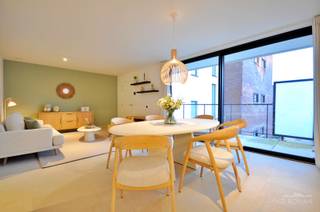 Gelegen in het hart van Avelgem, biedt dit stijlvolle, gelijkvloerse nieuwbouwappartement in 'Residentie Meersenzicht' alles wat je nodig hebt voor comfortabel wonen. Dankzij de uitstekende ligging ben je op korte afstand van winkels, scholen en belangrijke verkeersverbindingen.<br /><br />In het appartement zien we een inkomhal, gastentoilet, leefruimte met volledig ingerichte keuken, wasplaats, <strong>2 slaapkamers</strong>, badkamer met dubbele lavabo en een inloopdouche. Er is een<strong> terras van 23m²</strong>. <br /><br /><strong>Eigenschappen:</strong>
<ul>
<li>Energiezuinig (E-peil = 45)</li>
<li>Verwarming door lucht-water warmtepomp en vloerverwarming</li>
<li>Ventilatiesysteem type D</li>
<li>Gemeenschappelijke fietsenberging</li>
<li><strong>Optioneel een parkeerplaats aan te kopen</strong></li>
</ul>
<br /><strong>Dit appartement is reeds volledig geschilderd, voorzien van wandtegels, gordijnen en lichtarmaturen. De kamers zijn bovendien voorzien van ingebouwde kasten.</strong> Met een woonoppervlakte van 92 m² biedt dit appartement een perfecte balans tussen comfort en functionaliteit. Dankzij het energiezuinige karakter geniet u van lage energiekosten en een aangename woonervaring.<br /><br />Prijs: exclusief BTW, registratie en bijkomende kosten.<br /><br />Meer info of een bezoek? Contacteer Kyamo De Smet: 0479 06 13 71