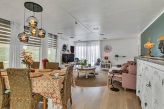 <p>Op zoek naar een gezellige bungalow in een rustige omgeving?</p><p>Topo Immo biedt u deze gezellige bungalow op <strong>een perceel van 4 a 93 ca</strong> gelegen op <strong>een rustige locatie</strong>, en toch <strong>nabij de verbindingsweg Ninove - Brussel</strong>. Via<strong> de inkomhal </strong>komt u in<strong> de gezellige woonkamer</strong>, die aansluit op <strong>de aparte keuken</strong>. Verder beschikt de woning over<strong> twee comfortabele slaapkamers </strong>en <strong>een badkamer, volledig vernieuwd in 2023 en uitgerust met een moderne inloopdouche.</strong></p><p><strong>De praktische garage</strong> biedt niet alleen plaats voor een wagen, maar beschikt ook over een handige opbergruimte.</p><p>De absolute troef van deze woning is<strong> de supergezellige veranda</strong>, waar u het hele jaar door kunt genieten. Vanuit de veranda heeft u<strong> rechtstreeks toegang tot het vernieuwde terras</strong> en <strong>de volledig afgesloten tuin</strong>, een heerlijke plek om in alle rust te ontspannen.</p><p>Tot slot beschikt de woning nog over<strong> een praktische oprit. Openbaar vervoer, winkels en scholen in de onmiddellijke omgeving. Maatregelenregister en stedenbouwkundige inlichtingen in aanvraag.</strong></p>