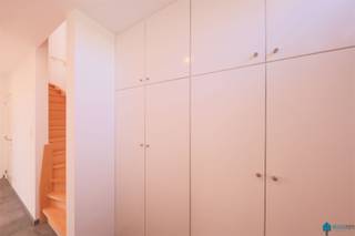 Bent u op zoek naar een moderne, energiezuinige woning op een rustige en gezinsvriendelijke locatie? Dan is deze recente gesloten nieuwbouwwoning in de Sint-Gerolflaan te Aalter zeker een bezoek waard.<br />Gelegen in een aangename residentiële woonwijk combineert deze woning rust en privacy met een uitstekende bereikbaarheid. Het centrum van Aalter, diverse winkels, scholen, sportfaciliteiten en het openbaar vervoer bevinden zich op korte afstand. Dankzij de nabijheid van het station van Aalter en de vlotte verbinding naar de E40 geniet u bovendien van een snelle bereikbaarheid richting Gent, Brugge en de omliggende gemeenten. Hierdoor is deze woning ideaal voor gezinnen, pendelaars en iedereen die comfortabel wil wonen in een groene omgeving.<br />De woning biedt een doordachte indeling met veel lichtinval en hedendaags wooncomfort. De leefruimte sluit naadloos aan op de eetkamer en de ingerichte keuken, met uitzicht op het zonnige zuidgerichte terras en de tuin. De private autostaanplaats vormt een extra troef.<br />Troeven<br />✔ Recente energiezuinige nieuwbouwwoning<br />✔ Rustige en kindvriendelijke woonomgeving<br />✔ Nabij centrum Aalter, scholen en winkels<br />✔ Vlotte verbinding naar E40 en station Aalter<br />✔ 3 slaapkamers<br />✔ Zuidgerichte tuin en terras<br />✔ Grote zolderruimte van 40 m²<br />✔ Private autostaanplaats<br />✔ Instapklaar en modern wooncomfort<br />Deze woning biedt de perfecte combinatie van ruimte, comfort en een uitstekende ligging. Een ideale thuis voor wie rustig wil wonen zonder in te boeten aan bereikbaarheid.<br />Interesse? Contacteer Vastgoed Poppe voor meer informatie of een bezoek ter plaatse door te reageren op deze advertentie of te mailen naar info@vastgoedpoppe.be, telefonisch kunnen er geen bezoekafspraken worden ingepland.<br />