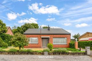 Voor meer info en foto’s, surf naar www.swevers.be – In het hart van Koersel vind je deze charmante, volledig gelijkvloerse bungalow op een...