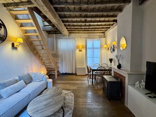 Op een steenworp van ’t Zand, in het historische centrum van Brugge, bevindt zich deze uiterst CHARMANTE GEMEUBELDE WONING met STADSKOERTJE...