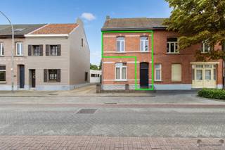 <h3><span>Duplex appartement met private tuin in Nijlen</span></h3><p><span>Dit duplex appartement is gelegen te Nijlen, heeft een praktische indeling verdeeld over meerdere niveaus. De woning combineert enkele karaktervolle elementen, zoals de authentieke cementtegels in de inkomhal en de parketvloer in de slaapkamer, met een interessante ligging nabij het centrum en de belangrijkste voorzieningen.</span></p><p><span>Via de inkomhal, bereikt u de eerste verdieping. Hier bevinden zich de keuken, een badkamer met ligbad/douche en toilet, een slaapkamer met parketvloer en de woonkamer aan de straatzijde. Op de zolderverdieping bevindt zich een tweede slaapkamer en een bergzolder, die bijkomende bergruimte biedt.</span></p><p><span>Een belangrijke troef is het gedeelte van de tuin dat privatief bij het appartement hoort. Daarnaast beschikt het pand over een gemeenschappelijke berging.</span></p><p><span>Het appartement is interessant voor wie op zoek is naar een woning met mogelijkheden en buitenruimte, of voor investeerder. </span></p><p><span>- EPC: label F, renovatieplicht</span></p><p><span>- Elektrische installatie: niet conform</span></p><p><span>- Asbestattest: in aanvraag</span></p><p><span>- P-score: A, G-score: A</span></p><p><span>- EPC Bruikbare vloeropp. 88 m²</span></p><p><span>- Vlakbij faciliteiten</span></p><p><span>- Gedeeltelijke privé tuin</span></p><p><span>- Parking aan straatzijde</span></p><p><span> </span></p><p><span>Een appartement met een praktische duplexindeling, private buitenruimte en mogelijkheden om verder naar eigen smaak en behoeften te moderniseren.</span></p><p><span> </span></p><p><span>Stedenbouwkundige inlichtingen: in aanvraag</span></p><p><span> </span></p><p><span>Info: Nicki, nf@janssenenjanssen.be, 0496 02 35 68</span></p>
