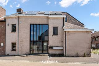 Voor meer info en foto’s, surf naar www.swevers.be – Op een centrale zichtlocatie in het hart van Beringen vinden we deze veelzijdige kantoorruimte. Het handelspand aan de Burgemeester Geyskensstraat 1 werd gebouwd in 1989 en biedt een instapklare oplossing voor uiteenlopende dienstverlenende beroepen zoals artsen, advocaten of creatieve bureaus. De indeling omvat zes aparte bureauruimtes, een vergaderzaal, twee keukens en een badkamer. Dankzij deze opdeling is het pand bijzonder functioneel en comfortabel ingericht. In 2010 werden de ramen vernieuwd en airco-installatie zorgt voor een aangenaam binnenklimaat. Ondergronds beschikt het gebouw over een ruime kelder van 123,54 m² – ideaal voor archief, voorraad of apparatuur. Met winkels, restaurants en Be-MINE op wandelafstand én een bushalte op 400 meter is de ligging bijzonder gunstig. Bovendien ligt de oprit naar de autosnelweg op slechts 4 km. Voor meer informatie, bel 011 255 155. Bron bewoonbare oppervlakte: EPC – verslag