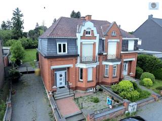<p><span>INSTAPKLARE WONING MET 3 SLAAPKAMERS EN TUIN</span></p><p><span>Richtprijs : 299.000 euro</span></p><p><span> </span></p><p><span>Deze woning is ideaal gelegen in de nabijheid van scholen, winkels en openbaar vervoer.</span></p><p><span> </span></p><p><span>De woning heeft volgende indeling : op het gelijkvloers treft u de ruime inkomhal met toegang tot de living -en eetruimte, de ingerichte keuken en berging.</span></p><p><span> </span></p><p><span>Op de eerste verdieping treft u de 3 slaapkamers en een badkamer.</span></p><p><span> </span></p><p><span>Op de tweede verdieping is er nog een zolder toegankelijk via een vaste trap.  Deze kan ingericht worden als kamer.</span></p><p><span> </span></p><p><span>Op de zijkant van het perceel is een ruime oprit aanwezig!</span></p><p><span> </span></p><p><span>Achteraan de woning is er nog een zonnig terras en tuin.</span></p><p><span> </span></p><p><span>De woning is voorzien van dubbele beglazing in PVC en wordt verwarmd met centrale verwarming op stookolie.</span></p><p><span> </span></p><p><span>Gunstig EPC-label C dus geen renovatieverplichting!</span></p><p><span> </span></p><p><span>Voor meer info of bezoek bel Louis op 0472/29.25.04 of mail naar <span>Louis@svena.be</span></span></p><p><span> </span></p><p><span> </span></p><p><span>Stedenbouwkundig uittreksel/inlichtingen in aanvraag! </span></p><p><span>Deze gegevens zijn louter informatief en wij kunnen niet aansprakelijk gesteld worden voor eventuele onjuistheden. </span></p><p><span>De bewoonbare oppervlakte is slechts indicatief.</span></p><p><span> </span></p><p><span> </span></p><p><span> </span></p><p><span> </span></p>