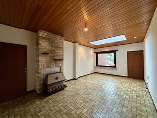 Op een boogscheut van het centrum van Izegem treft u deze rijwoning met garage aan. <br />Diverse winkels, horeca, openbaar vervoer, sportgelegenheid en scholen bevinden zich op wandel- en fietsafstand.<br /><br />Binnenkomen doet u via de inkomhal, die rechtstreekse toegang verleent, tot de ruime leefruimte en de keuken.<br />De keuken is voorzien van een oven, gaskookplaat, dampkap, koelkast met vriesvak en een dubbele spoelbak. Daarnaast is er een badkamer met douche, lavabo en toilet terug te vinden.<br /><br />Op de eerste verdieping verbind de nachthal, twee ruime slaapkamers en toegang tot de tweede verdieping.<br />De zolderruimte, kan dienst doen als extra slaapkamer, hobbyruimte, of in te vullen naar eigen wens. <br /><br />Via de zuidwestgerichte tuin met terras heeft u toegang tot een extra berging, een toilet en een wasplaats, met doorgang naar de garage.<br /><br />Tot slot wordt de woning verwarmd met gaskachels, zijn er rolluiken voorzien langs de achterzijde en is er voldoende opbergruimte.<br /><br /><strong>Goed om weten:</strong><br />Basishuurprijs: 725,-/maand<br />Vrij vanaf: heden<br /><br /><strong>Bent u op zoek naar uw nieuwe thuis? <br />Twijfel niet langer en leg vandaag nog uw bezoek vast!</strong>